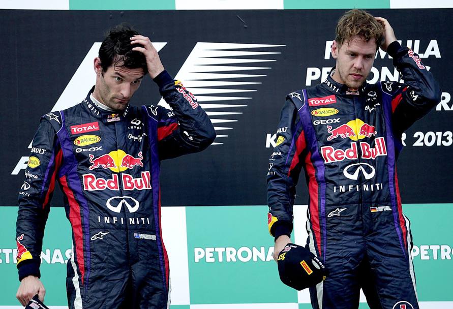 Malesia 2013: Vettel ignora gli ordini del team e attacca di forza Webber, leader della corsa. Il tedesco vincer la corsa, ma sul podio l&#39;imbarazzo  evidente. Epa
